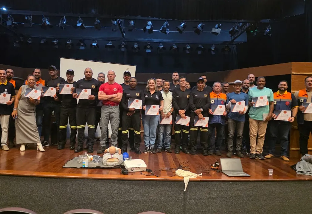 Curso promovido pela Defesa Civil e Corpo de Bombeiros orienta servidores sobre riscos de choques elétricos durante podas