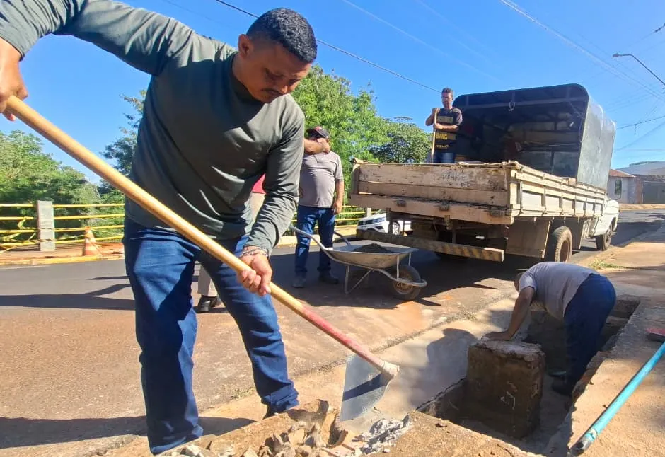 Ponte da rua Guaianazes recebe reparos em galerias e bueiros