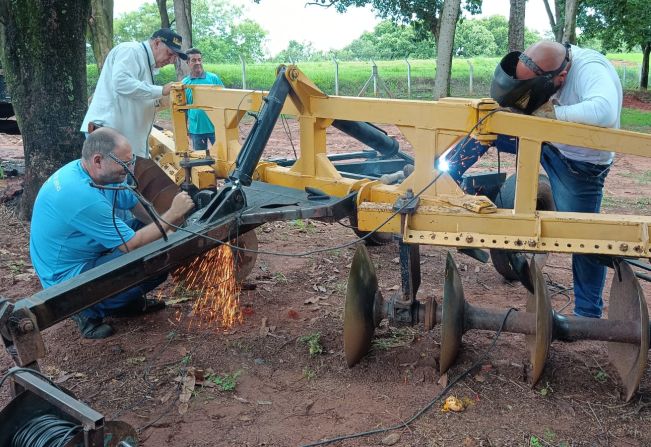 Implementos agrícolas da prefeitura recebem manutenção para 2023 