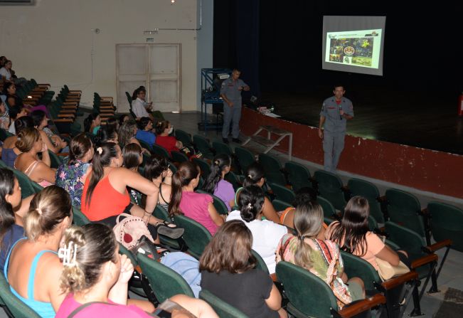 Profissionais da educação infantil participam de capacitação dos bombeiros