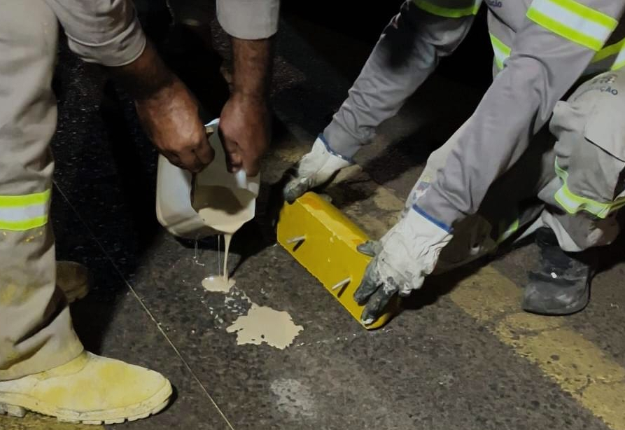 Subsecretaria de Trânsito instala prismas entre faixas na avenida Raul de Mello Senra