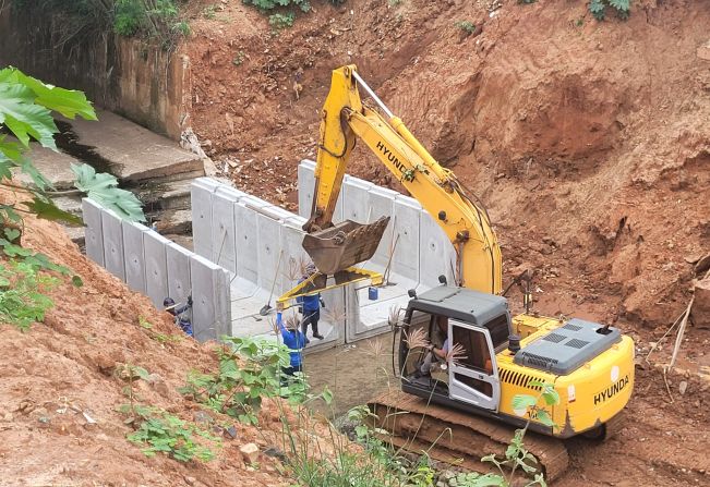 Passagem da Silvio Bolcato recebe tubos de concreto