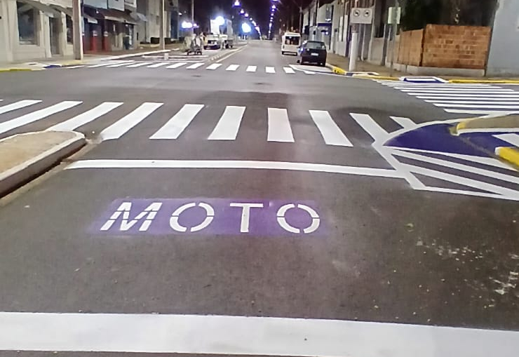 Revitalização de sinalização horizontal chega à avenida Tamoios