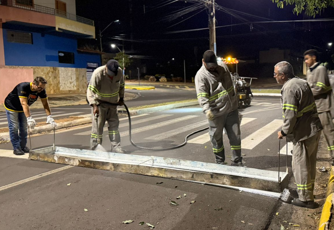 Prefeitura realiza pintura da sinalização viária durante a madrugada