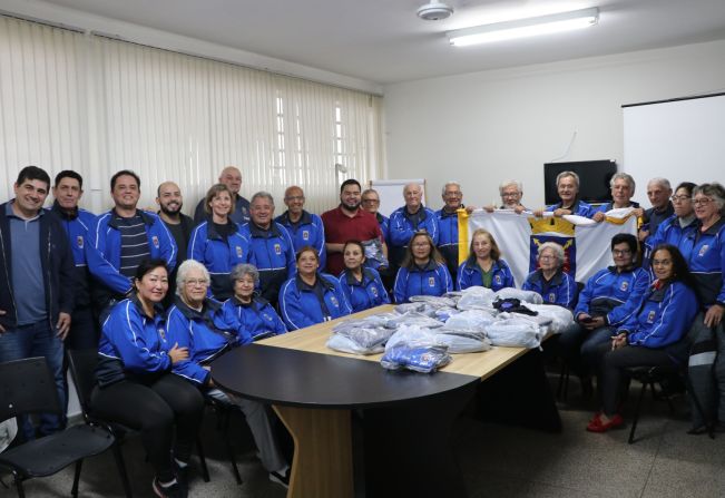 Atletas da melhor idade recebem kit com novos uniformes	