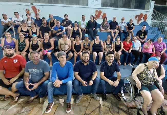 Prefeitura retoma aulas de natação para Melhor Idade