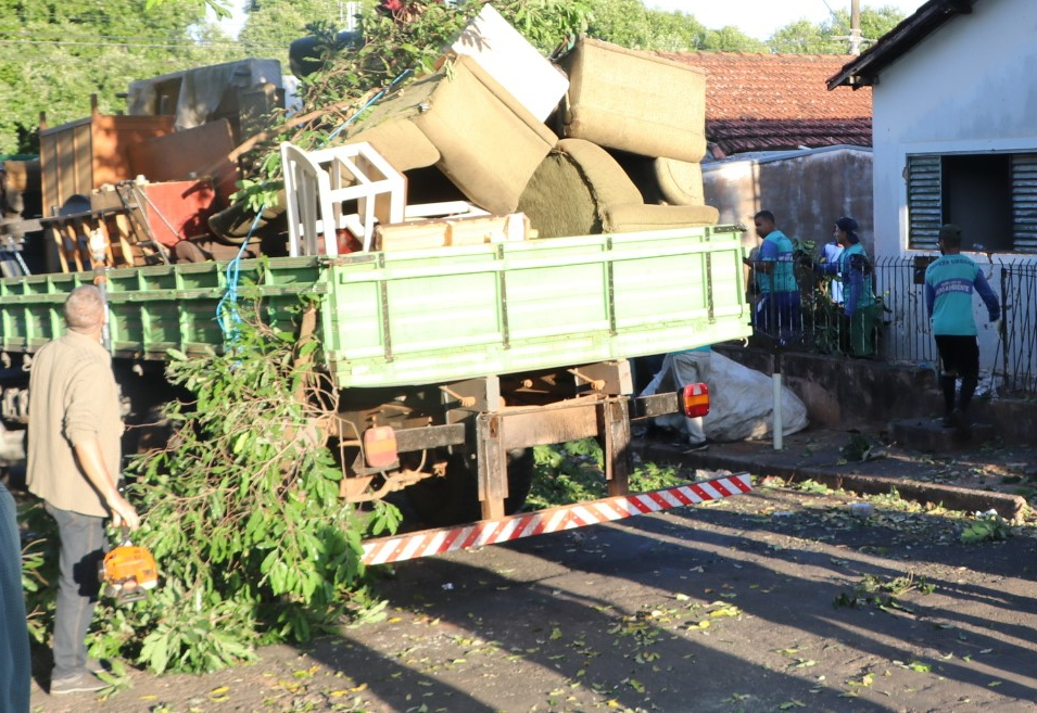 Prefeitura mantém ação de limpeza em residências com grande acúmulo de lixo