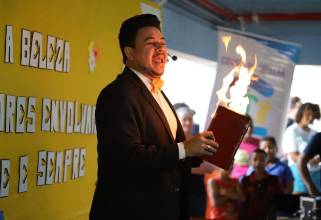 Tupã traz espetáculo de mágica para mobilizar população no Faça Bonito 