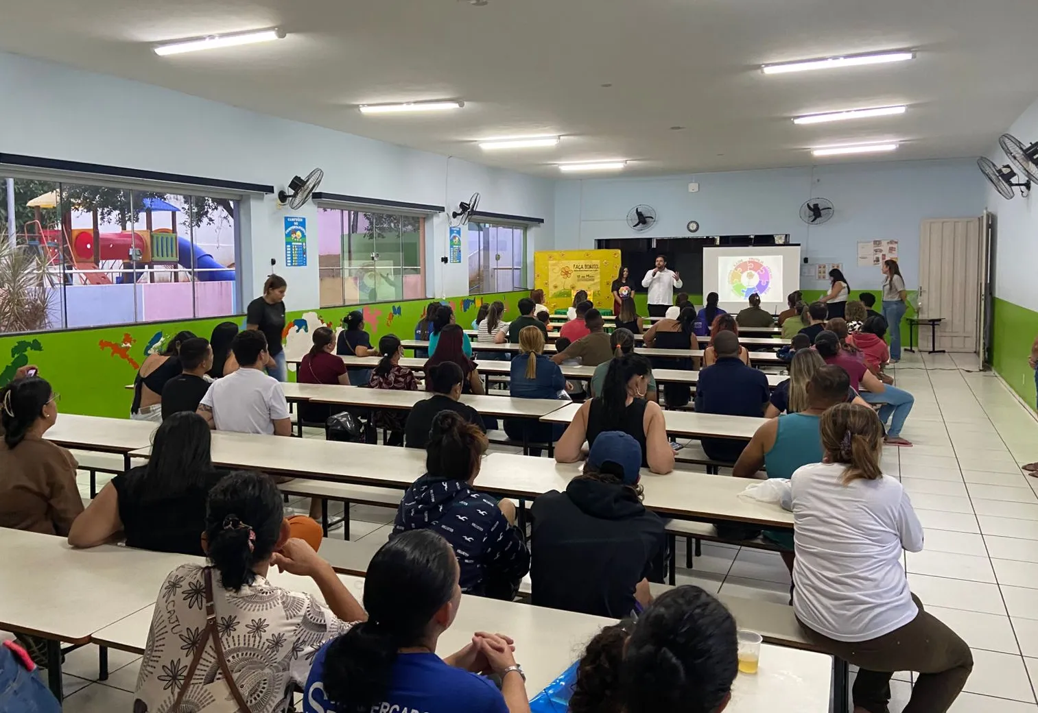 Escolas municipais iniciam conscientização sobre a campanha “Faça Bonito” em reuniões de pais
