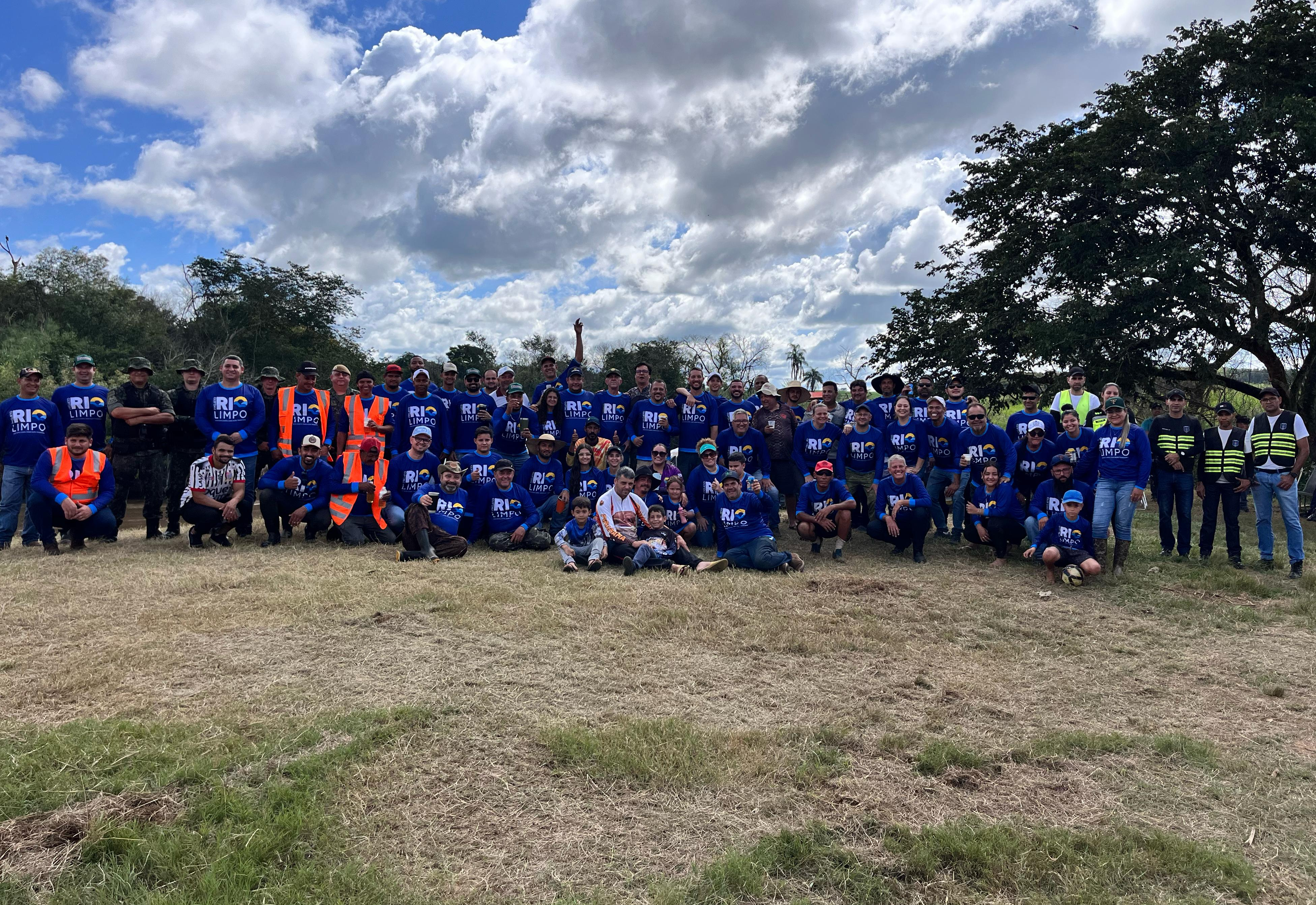 Operação de limpeza retira mais de três caminhões de lixo do rio Aguapeí