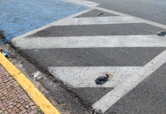 Tachões das faixas canalizadas são removidos na avenida Tamoios e ruas do centro
