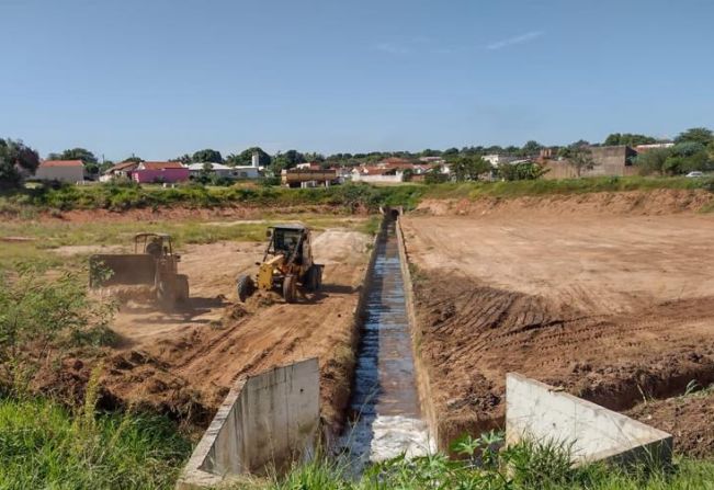 Planejamento realiza limpeza de bocas de lobo e canais pluviais
