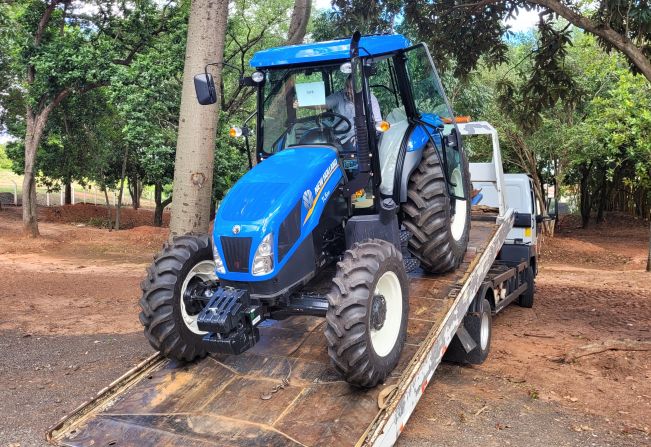 Tupã recebe trator para auxiliar produtores