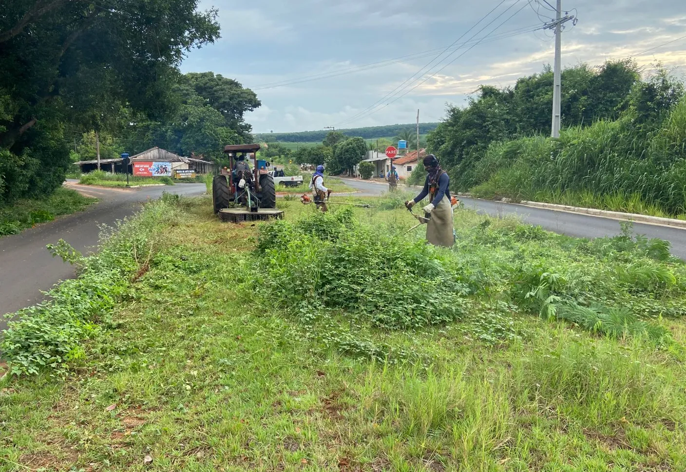 Prefeitura limpa áreas marginais à vicinal Tupã-Arco-Íris