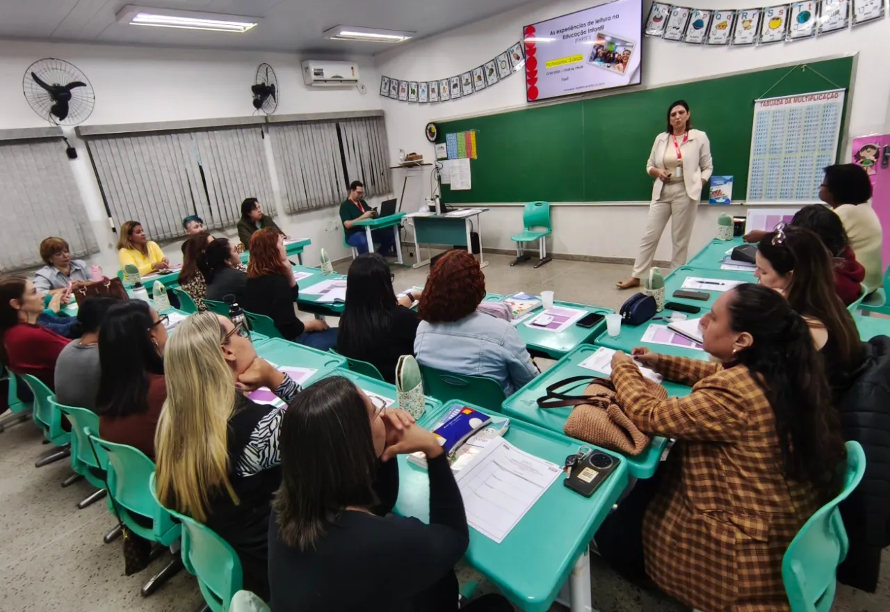 Profissionais da rede municipal de ensino participam de formação sobre o Sistema SESI