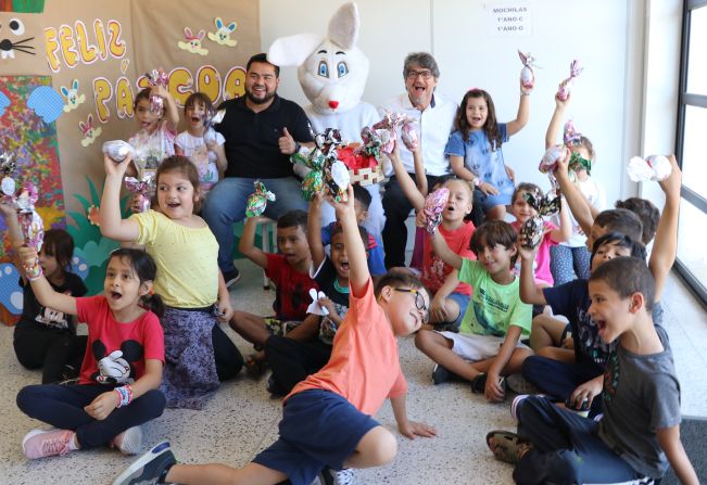 Creches e escolas municipais distribuíram ovos de Páscoa e coelhinhos de pelúcia