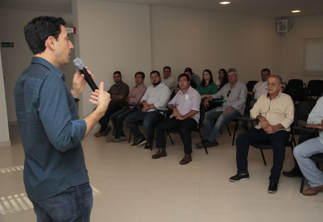 Prefeitura e Câmara promovem reunião entre produtores e membros da Conab 