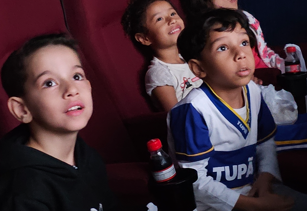 Sessões de cinema complementam formação cultural de alunos da rede municipal de ensino