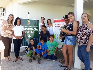 CRAS Sul realiza oficina com plantio de mudas e árvores
