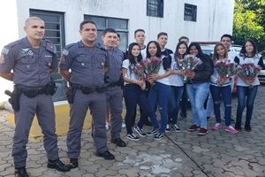 Polícia Militar presta homenagem pelo Dia das Mães