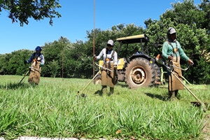 Prefeitura realiza roçada e limpeza em espaços públicos do município