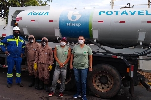 Prefeitura higieniza avenida Tamoios;* na altura da Caixa