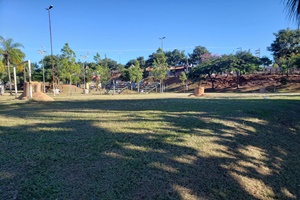 Prefeitura realiza limpezas e roçadas na zona leste