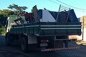 Prefeitura coleta mais de 30 caminhões de móveis mensalmente