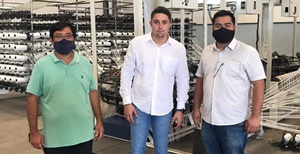 Prefeito Caio Aoqui visita instalações da nova empresa têxtil da cidade