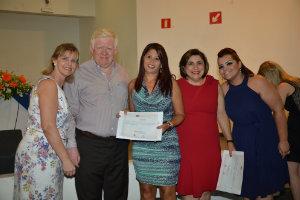 Alunos recebem certificados de concluintes