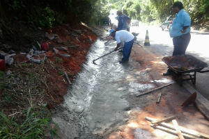 Prefeitura constrói canaletas para escoar águas da chuva na vicinal Tupã/Bastos
