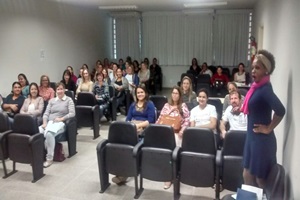 Profissionais da saúde participam de treinamento para realização do teste do pezinho