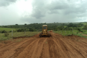 Prefeitura de Tupã reforma estrada do Recanto das Águas