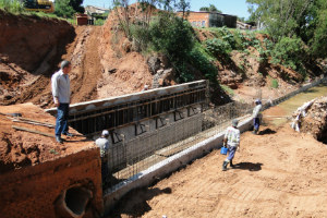 Consórcio Tupã Ambiental trabalha na tubulação próximo a Praça dos 500 anos