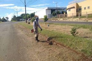 Prefeitura realiza limpeza e roçada em vários pontos da cidade
