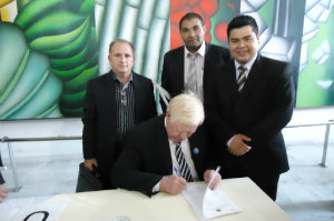 Gaspar assina convênios para compra de van para Saúde;* recursos para APAE e academia adaptada