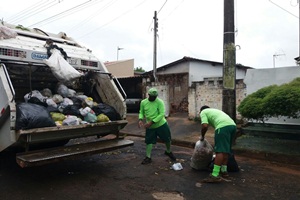 Descarte incorreto de lixo domiciliar coloca coletores em risco