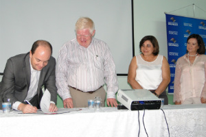 Secretário Estadual de Desenvolvimento Social e Gaspar assinam convênio para Centro Novo Dia em Tupã