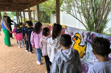 Alunos dos 2º anos e EJA participam de visita guiada para explorar a arte do grafite