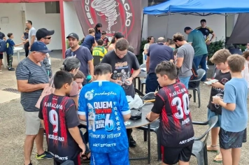 Troca de figurinhas da Copa reúne famílias e amigos na Praça do Estádio
