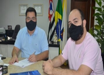 Prefeito Caio sanciona lei para padronização da fiação aérea