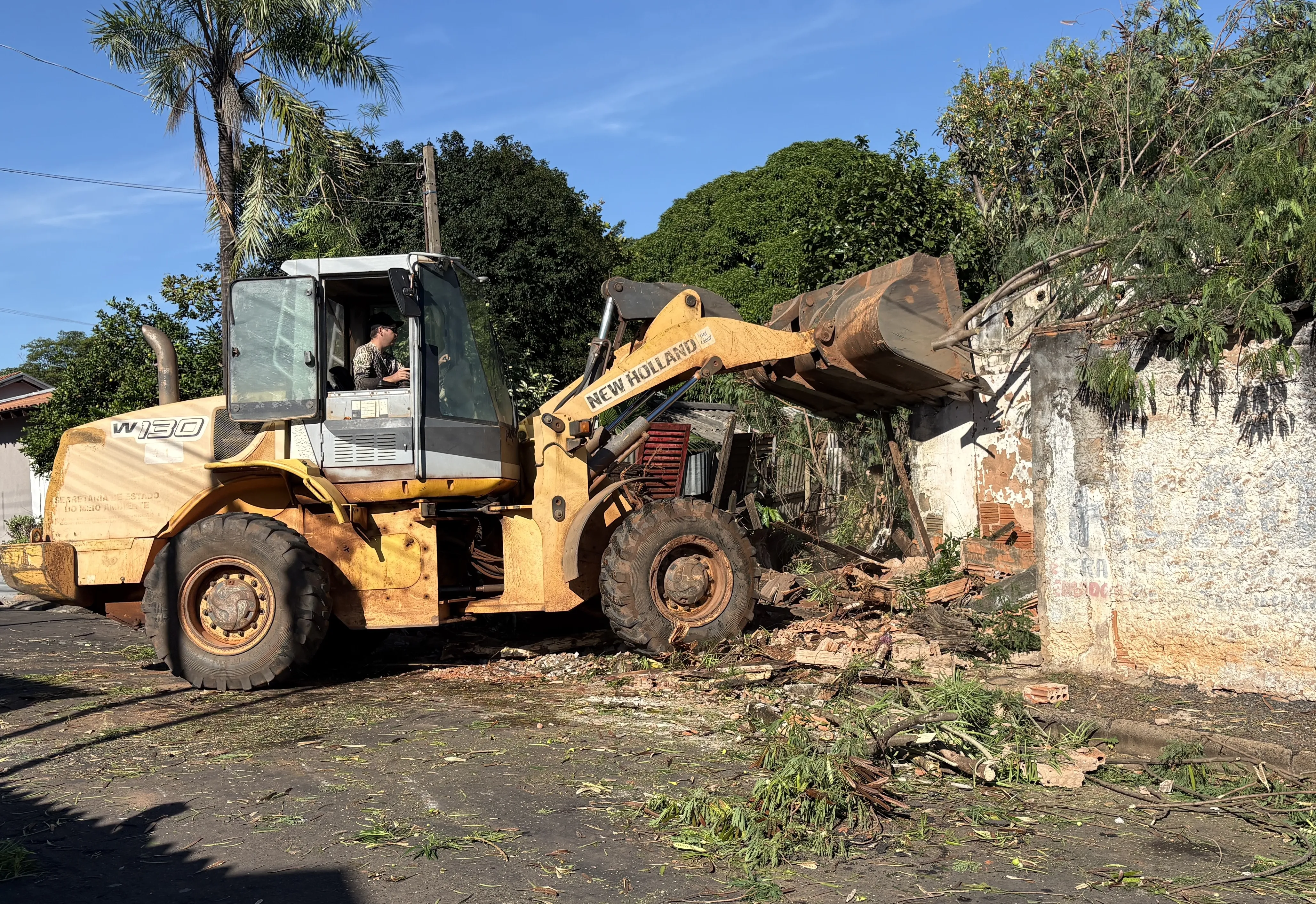 Limpeza e demolição de imóvel no Parque Bela Vista garantem mais segurança à população